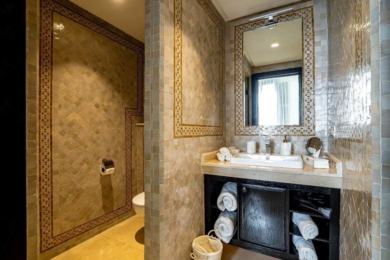 Une salle de bain avec une douche, un lavabo et un miroir.