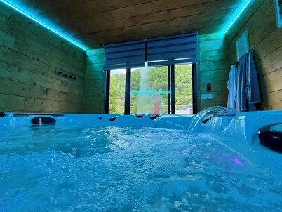 ✨ Cosy 130m2 house with jacuzzi & mountain views - sleeps 10 ✨