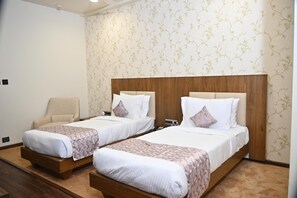Egyptian cotton sheets, premium bedding, down comforters, pillowtop beds - Pam Premium Hotel Vadodara (Vadodara)