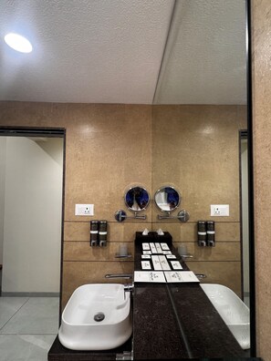 Shower, free toiletries, hair dryer, slippers - Pam Premium Hotel Vadodara (Vadodara)