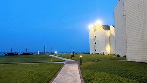Un sentiero conduce a un edificio con vista sull'oceano.