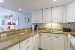 Condo, várias camas, varanda, vista para o jardim (Bahia Mar #112F) | Cozinha privada | Geladeira, micro-ondas, fogão, cooktop