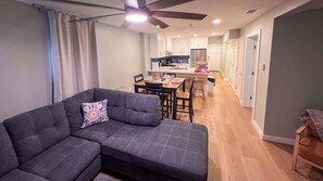 Διαμέρισμα (Condo), Περισσότερα από 1 Κρεβάτια, Αίθριο, Θέα στον Κήπο (Bahia Mar #112F) | Περιοχή καθιστικού | Τηλεόραση με επίπεδη οθόνη 42 ιντσών με ψηφιακά κανάλια