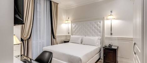 خزنة داخل الغرفة ومكتب ومساحة عمل للكمبيوتر المحمول وستائر تعتيم