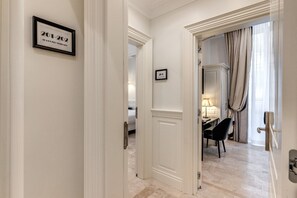 Family Room | In-room safe, desk, laptop workspace, blackout drapes