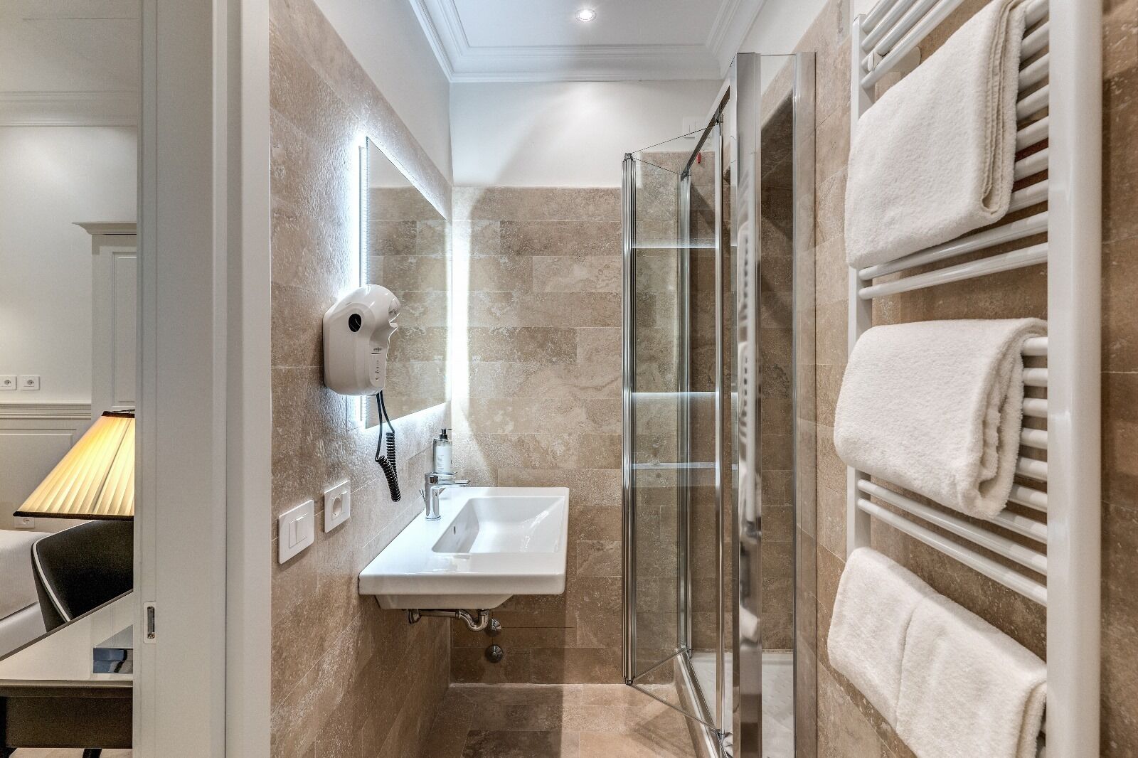 Een douche, een haardroger, handdoeken, zeep