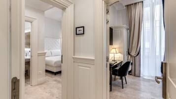 Familiekamer | Een kluis op de kamer, een bureau, een laptopwerkplek