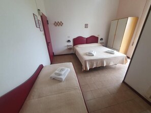 Economy Triple Room | In-room safe, free WiFi - HOTEL YOUNG PEOPLE UNDER 40 (Rimini)