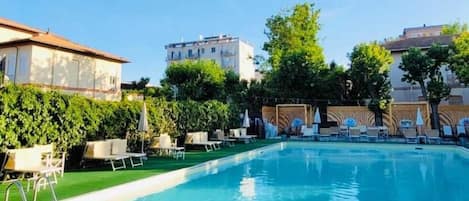 Piscine extérieure (ouverte en saison)