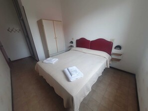 Economy Double Room, 1 Double Bed | In-room safe, free WiFi, bed sheets - HOTEL YOUNG PEOPLE UNDER 40 (Rimini)