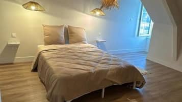 3 bedrooms, iron/ironing board, WiFi, bed sheets