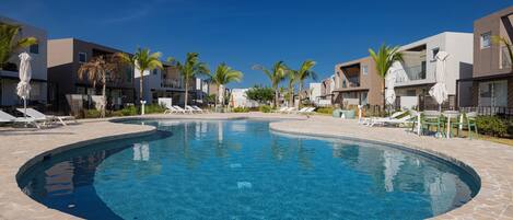 Una piscina al aire libre