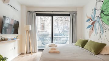 Habitación triple de diseñador, varias camas, vista a la ciudad | 1 habitación, cortinas blackout y tabla de planchar con plancha