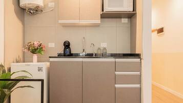 Chambre Triple Design, plusieurs lits, vue ville | Cuisine privée