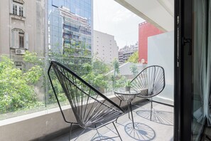 A balcony with two chairs, a small table, and a potted plant. - MOT Azcuenaga 1800 (Buenos Aires)