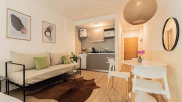 Chambre Triple Design, plusieurs lits, vue ville | Rideaux occultants, fer et planche à repasser, Wi-Fi gratuit