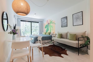 Suite Studio Deluxe, plusieurs lits, vue ville | Coin séjour