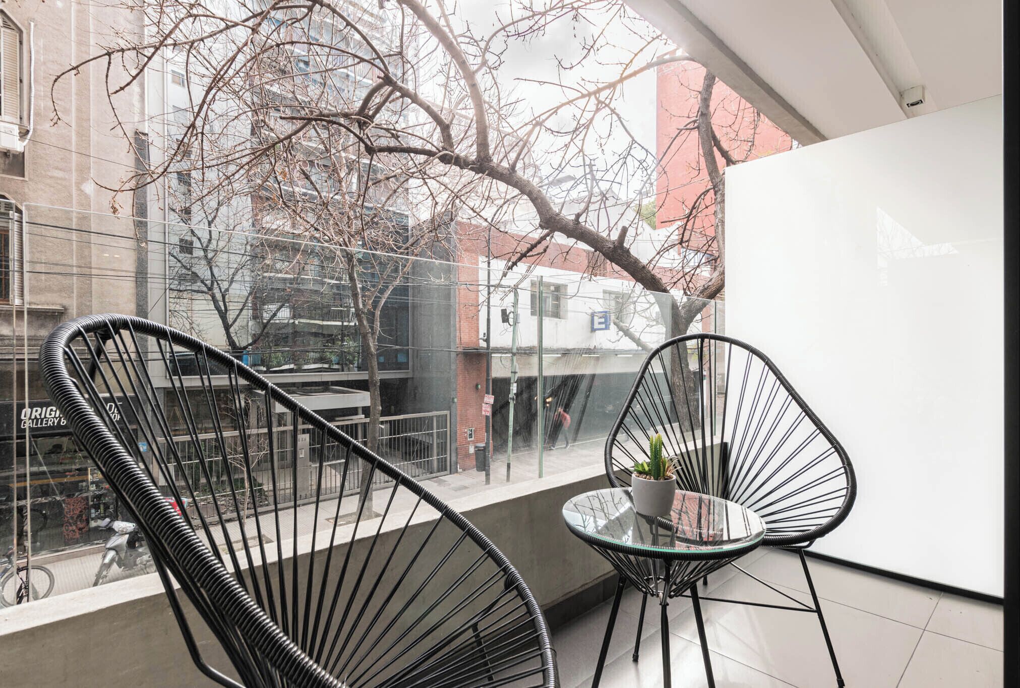 Habitación triple de diseñador, varias camas, vista a la ciudad | Terraza o patio