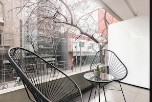 Chambre Triple Design, plusieurs lits, vue ville | Terrasse/Patio