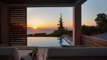 Villa | 5 bedrooms, desk, soundproofing, Internet