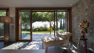 Villa | 5 bedrooms, desk, soundproofing, Internet