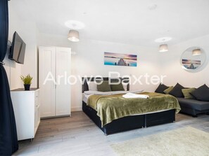 1 bedroom, desk, iron/ironing board, free WiFi - Modern High St Studio w/ Balcony (Hertfordshire)