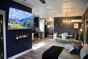 智能电视、壁炉、书、立体声音响