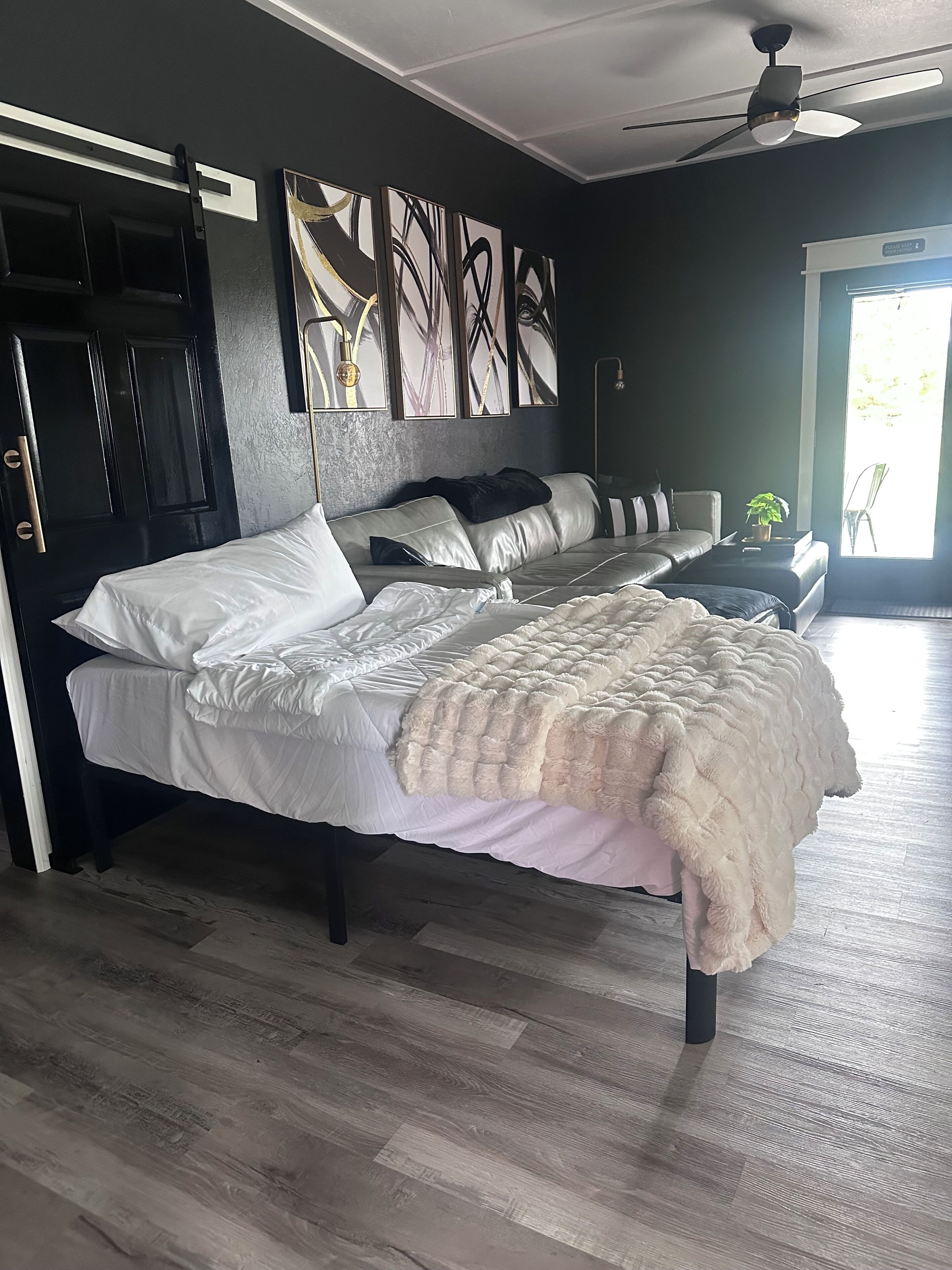 1 間睡房、書桌、熨斗/熨衫板、可攜式嬰兒床