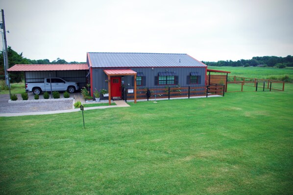 Exterior - Farmhouse outskirts of Norman’s “Okla. University” fastWiFi, 2-75”TVs, KING BED (Noble)