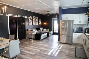 Smart TV, fireplace, books, stereo - Farmhouse outskirts of Norman’s “Okla. University” fastWiFi, 2-75”TVs, KING BED (Noble)