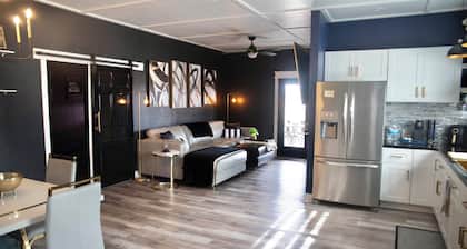 Farmhouse outskirts of Norman’s “Okla. University” fastWiFi, 2-75”TVs, KING BED