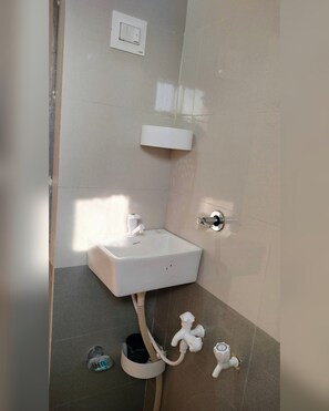 Shower, towels, soap - Mahadev Homestay Dwarka (Dwarka)