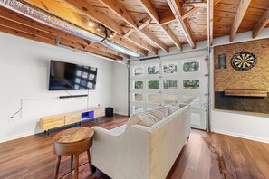 Smart TV y chimenea 