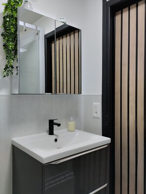 Dusche, Haartrockner, Handtücher, Seife