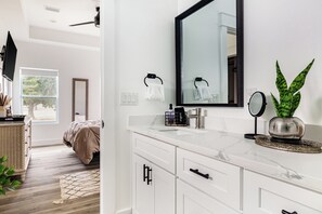 3 bedrooms, WiFi, bed sheets - Seagrass & Sunshine Cottage in Foley (Foley)