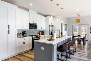 Fridge, microwave, oven, stovetop - Seagrass & Sunshine Cottage in Foley (Foley)