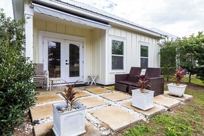 Terrace/patio - Seagrass & Sunshine Cottage in Foley (Foley)
