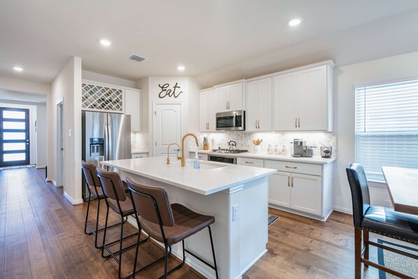 Fridge, microwave, oven, stovetop - Canyon Lake Cozy Retreat (New Braunfels)