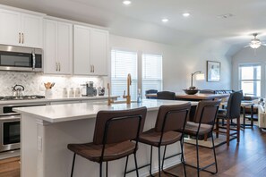 Fridge, microwave, oven, stovetop - Canyon Lake Cozy Retreat (New Braunfels)