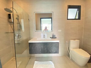 Shower, hair dryer, towels, soap - Pool Villa Blue Ivy Bophut (koh Samui/Bophut)