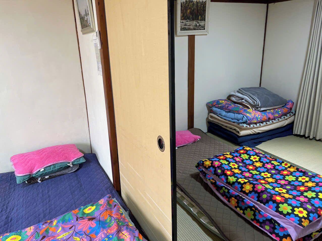 Een kamer met twee bedden, elk met een ander beddegoed.