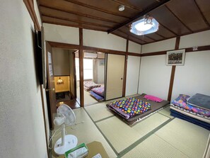 2 bedrooms, desk, WiFi, bed sheets