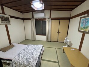 2 slaapkamers, een bureau, wifi, beddengoed