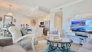 Condo, varias camas, balcón, vista al jardín (Coronado 302) | Área de sala de estar | Televisión de pantalla plana de 42 pulgadas con canales digitales
