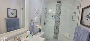 Bloc d'apartaments, diversos llits, balcó, vistes al jardí (Coronado 302) | Bany | Dutxa i tovalloles 