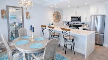 Leilighet, flere senger, balkong, hageutsikt (Coronado 302) | Spiseområde