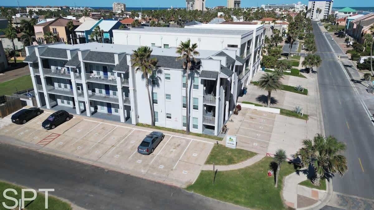 Un hôtel à plusieurs étages doté d’un parking, d’un espace extérieur couvert et offrant une vue sur l’océan.
