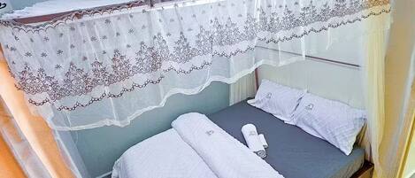 2 bedrooms, desk, WiFi, bed sheets