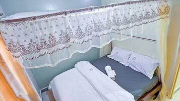 2 bedrooms, desk, WiFi, bed sheets