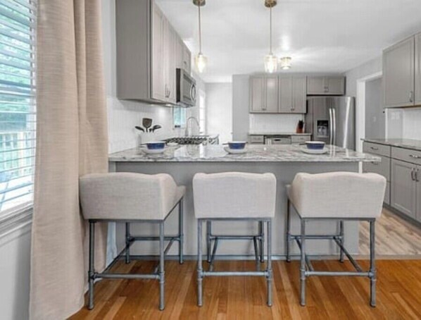 冷蔵庫、電子レンジ、オーブン、コンロ